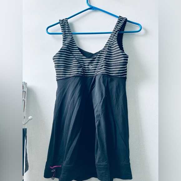 LuLu Lemon athletica, size 6, activewear top with NO INNER BRA, - Picture 2 of 5